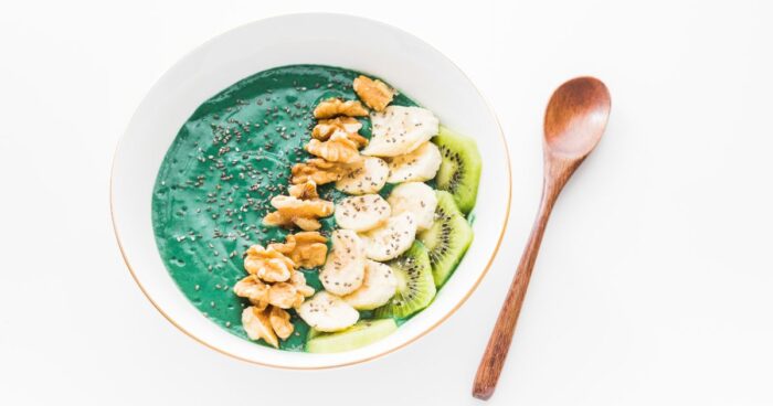 Zelená spirulina se hodí k snídani do ovesné kaše s ovocem. I takto může vypadat zelený prášek spiruliny.