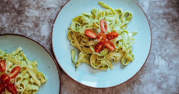 Pesto můžete přidat do jakéhokoliv jídla, ke kterému se hodí bazalka. Například na těstoviny se skvěle hodí jakékoliv pesto (bazalkové nebo rukolové pesto).