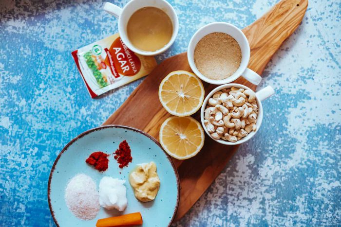Ingredience na veganský sýr - základem jsou kešu ořechy, kokosový olej, lahůdkové droždí a koření.