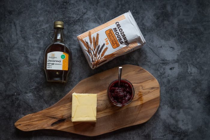Ingredience na linecké cukroví - celozrnná špaldová mouka, javorový sirup, marmeláda, máslo a sůl.