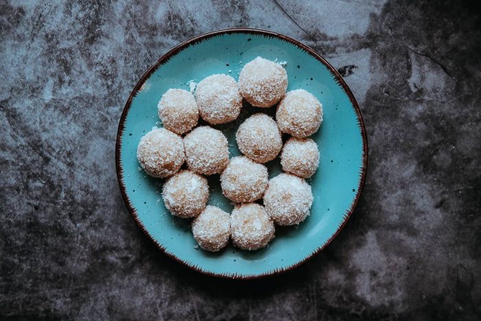 Raffaello kokosové kuličky recept: Nestíháte upéct na Vánoce cukroví? Nezoufejte, zkuste tyto nepečené Raffaello kuličky.