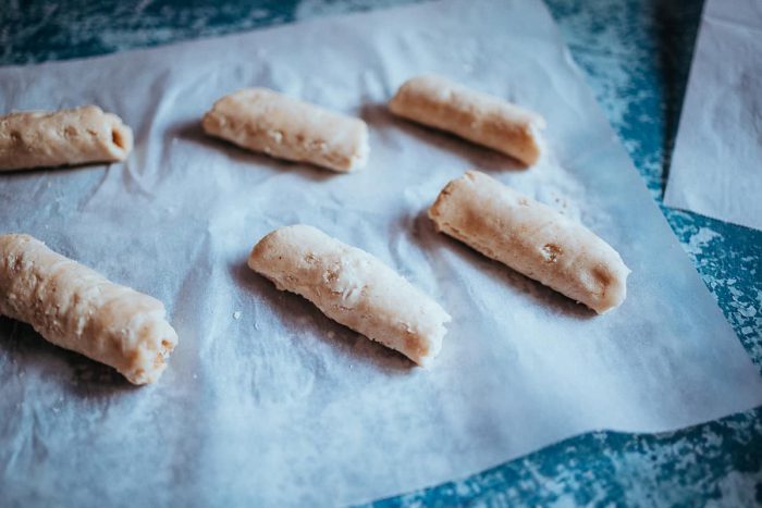 Skořicové šneky vložte na pečící papír a nechte péct v předehřáté troubě na 180 stupňů po dobu 15-20 minut. Zatímco se šneci pečou, vytvořte si polevu. 