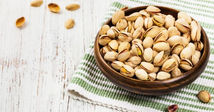 Pistácie ve skořápce jsou bohaté na bílkoviny, vitamíny a minerály. Jsou skvělé jako zdravá svačinka nebo do středomořských pokrmů či na zdobení dezertů.