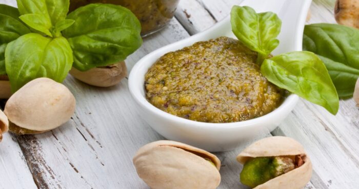 Pesto s bazalkou a pistáciemi má nejenom krásnou barvu, ale i znamenitou chuť. 