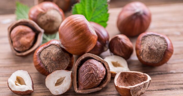 V lískových jádrech najdeme spoustu vitamínů a minerálů, které jsou pro naše zdraví prospěšné.