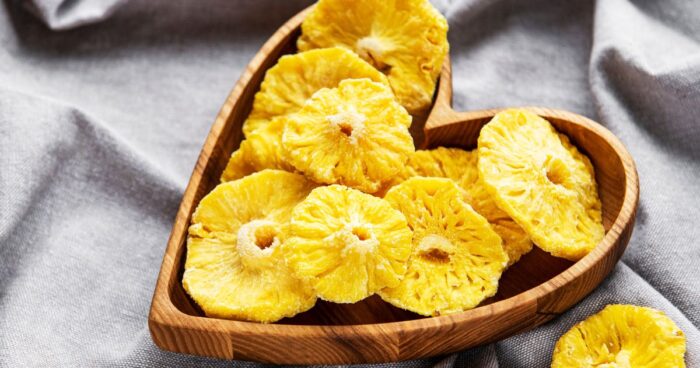 Vynikající lahůdkou je sušený ananas obalený v hořké čokoládě nebo v jogurtu. 
