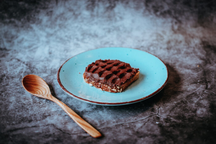 Domácí veganská low carb nutella bez cukru na chlebu.