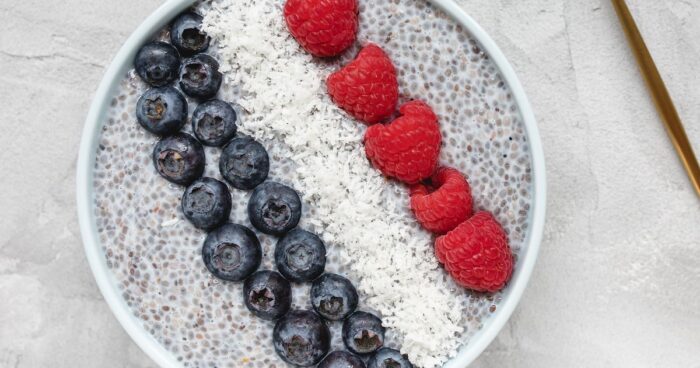 Do vaší oblíbené kaše k snídani doporučujeme přidat sušené ovoce, chia semínka a kokos.