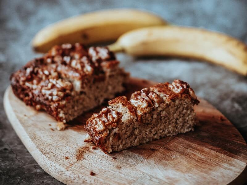 Zdravý fitness banánový chlebíček. Banana bread je výborný jako dezert ke kávě, k snídani nebo na svačiny.