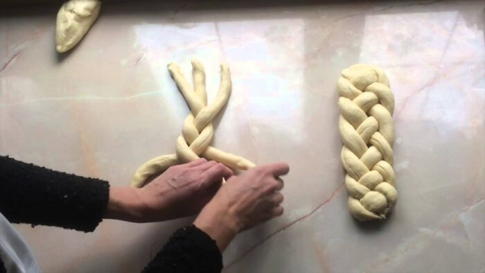 Pletení tvarohové vánočky je složitější, proto doporučujeme plést jen z pár pramenů. 