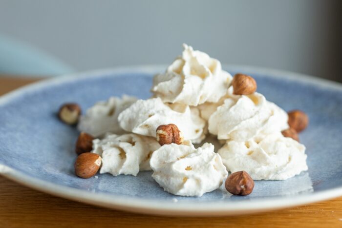 Upečené ořechové pusinky mají lehce narůžovělou barvu 