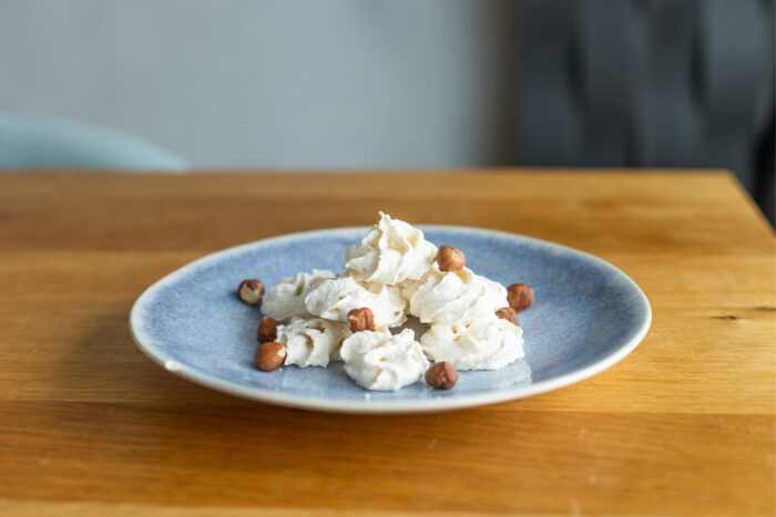 Optimální teplota pro pečení těchto vláčných pusinek je mezi 130-140 stupni Celsia. 