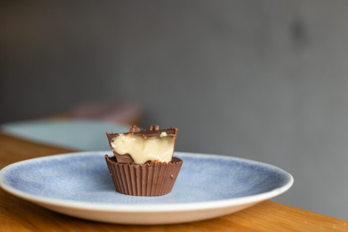 Domácí Reese’s: Recept na čokoládové košíčky plněné arašídovým máslem 