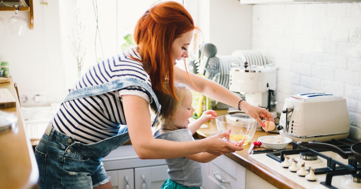 Pomocí vajec pokrmy zahušťujete a díky obsahu lecitinu se všechny ingredience hezky spojí. Výsledkem je například hladší i pružnější těsto.