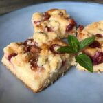 Recept: Hrníčková třešňová bublanina s drobenkou a ořechy